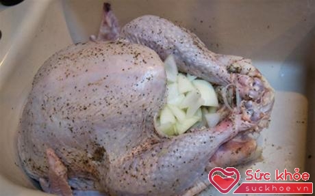 Chà xát muối tiêu lên khắp thân gà để thịt gà ngấm gia vị cho đậm đà.