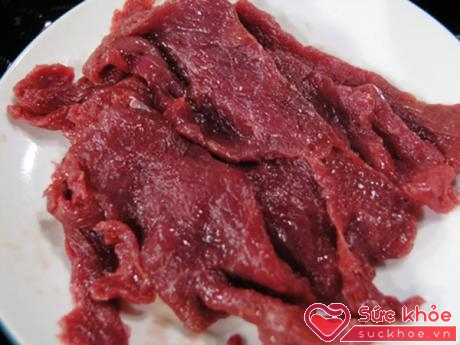 Muốn làm giò bò ngon, bạn phải lọc gân thịt bò và thịt lợn thật sạch.