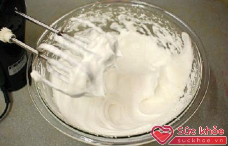 Trộn đều whipping cream trong cách làm kem dừa dạng que