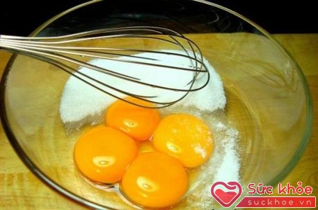 Đánh trộn lòng đỏ trứng với đường đến khi hỗn hợp mịn là được