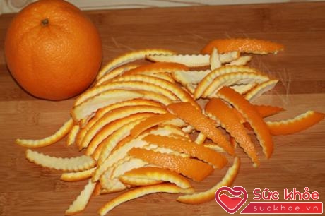 Để học cách làm mứt vỏ cam, bạn nên xắt vỏ cam thành những miếng dài tầm 5-6cm là vừa đẹp.