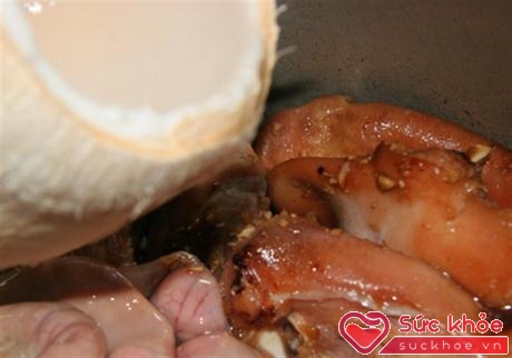 Đổ nước dừa vào đun sẽ giúp món phá lấu cho hương vị béo ngậy hơn.