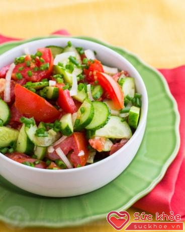 Bày ra đĩa, thêm thắt một chút rau sống hoặc sốt mayonnaise để món salad thêm ngon nhé!