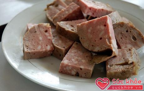 Món giò bò có vị thơm của hạt tiêu vị hồng của thịt ăn với cơm nóng hay bánh chưng đều rất tuyệt.
