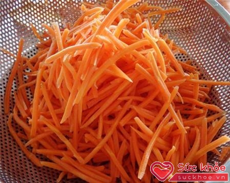 Sau đó, bào sợi cà rốt.