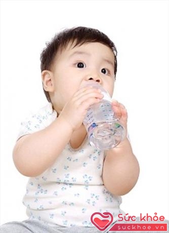 Khi trẻ nhiễm bệnh, mẹ nên cho trẻ uống nhiều nước hơn bình thường