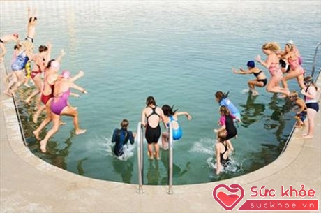 Bơi lội không chỉ tốt cho sức khỏe mà còn có tác dụng giải nhiệt trong mùa hè