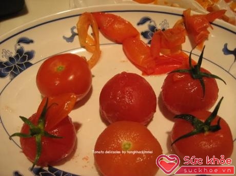Mẹo hay để bóc vỏ cà chua nhanh là hay chần qua nước sôi rồi vớt ngay ra thả vào chậu nước lạnh.