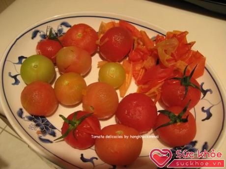 Vỏ cà chua được bóc ra một cách thật dễ dàng