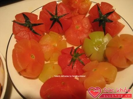 Với cách làm mứt cà chua ngon, bạn cần ép cho hạt cà chua ra hết và quả tạo thành hình bông hoa đẹp mắt