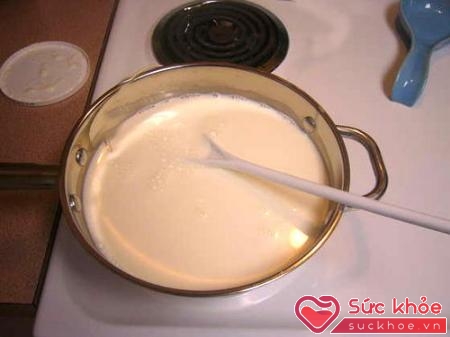 Cho sữa chua vào hỗn hợp sữa đặc và sữa tươi