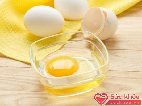 Lòng trắng trứng gà giúp làm dịu da và tẩy ria mép hiệu quả 