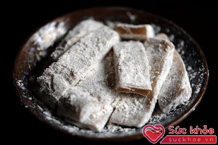 Sự kết hợp của đường mật, của gừng, của bột nếp, của lạc rang thật bùi hòa quyện trong miếng bánh chè lam mềm dẻo.