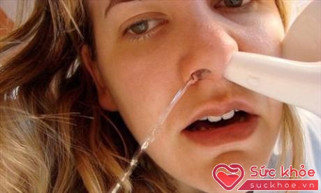 Rửa mũi đúng cách giúp phòng bệnh hô hấp 