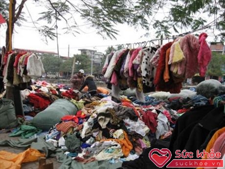 Nếu ham rẻ mà không biết cách xử lý, quần áo hàng thùng tiềm ẩn nhiều nguy cơ gây hại