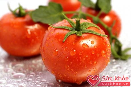 Cà chua chín tự nhiên thường có màu đỏ, vỏ quả căng mọng và nếu để ý kỹ có thể nhìn thấy những nhũ lấm tấm ở thịt quả qua vỏ