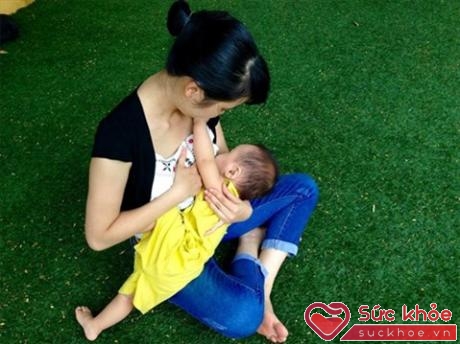 Thu Hương và con trai 9 tháng tuổi 