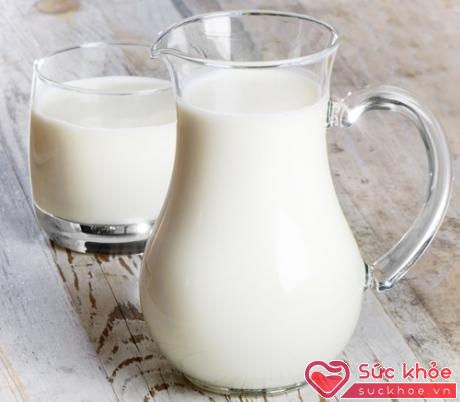 Sữa kém chất lượng sẽ bị tràn ra ngoài khi nhỏ giọt lên trên móng tay