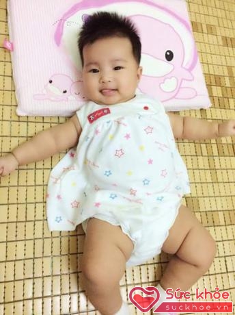 Bé Bông hiện tại được 3 tháng tuổi và được bú mẹ hoàn toàn. Chị Kim Ngân dự định sẽ nuôi con hoàn toàn bằng sữa mẹ tối thiểu là 24 tháng và sẽ cho con bú đến bao giờ bé chán. 