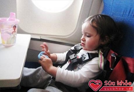 Khi đưa bé đi máy bay, cho dù một số mẹ đã tìm hiểu khá kỹ càng về những thứ cần chuẩn bị