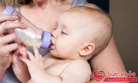 Vì nhiều nguyên nhân nhiều bà mẹ đành phải cho con bú bằng sữa công thức khi con 2 tháng tuổi
