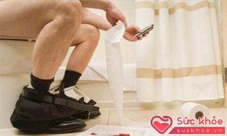 Nhiều người có thói quen dùng điện thoại khi đi vệ sinh