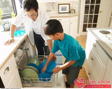 Cần dạy con trai biết giúp đỡ cha mẹ làm việc nhà.