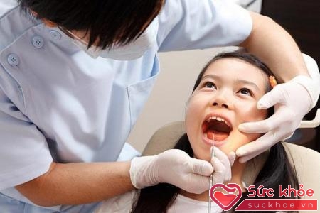 Nên sớm đưa trẻ đi nha sĩ khi răng trẻ có vấn đề.