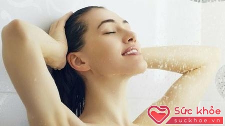 Tắm thường xuyên dẫn đến tình trạng khô và kích ứng da