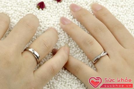 Việc đeo nhẫn cưới sẽ chứng minh rằng bạn ý thức được việc mình đã có gia đình và bạn tự hảo về điều ấy