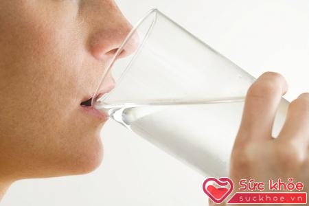 Uống nước tốt cho cơ thể. Tuy nhiên, uống quá nhiều sẽ dẫn đến tình trạng trữ nước, gây khó chịu, mệt mỏi