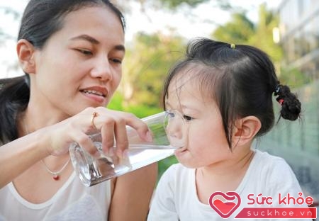 Nên cho trẻ uống nước thường xuyên để phòng tình trạng mất nước vì tiêu chảy