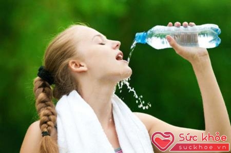Uống nước sau khi tập luyện giúp ngăn ngừa chuột rút cơ bắp.