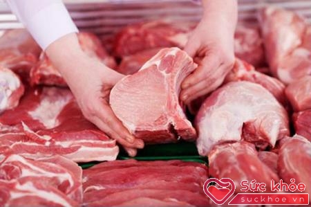 Thịt lợn tươi có màng ngoài khô, màu sắc đỏ tươi hoặc đỏ sẫm, mùi vị bình thường