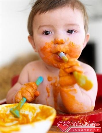 Nên kích thích ăn uống cho trẻ bằng cách tự nhiên. Nếu còn quá nhỏ, không muốn ăn thìa, mẹ đừng ngần ngại, hãy để trẻ ăn bốc