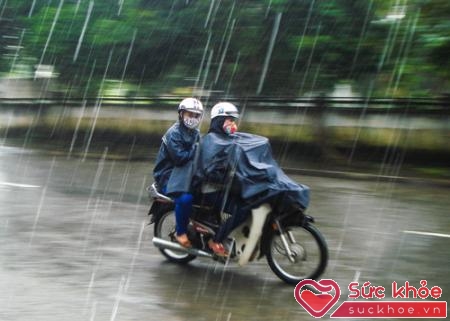 Khi trời mưa to cần cẩn thận khi tham gia giao thông