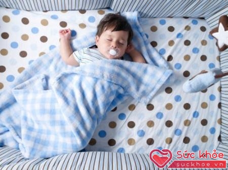 Cha mẹ cần quan tâm hơn đến trẻ khi ngủ để tránh những trường hợp đáng tiếc. 