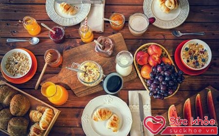 Bữa sáng giàu dinh dưỡng gồm ngũ cốc nguyên hạt, protein và trái cây
