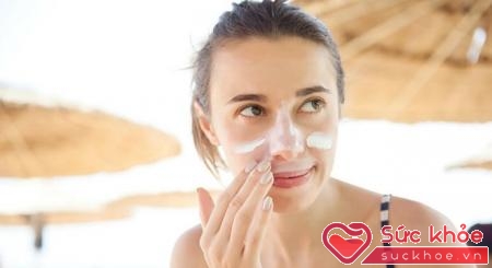 Sử dụng kem dưỡng và các biện pháp chống nắng quanh năm để bảo vệ làn da một cách tốt nhất