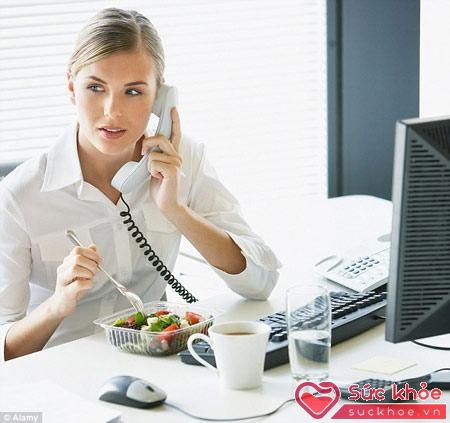 Không ăn trong khi đang làm việc, ảnh hưởng tới sức khỏe.