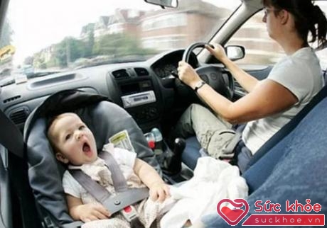 Để trẻ ngồi trong ô tô nhiều giờ ngày nắng nóng dễ khiến trẻ bị sốc nhiệt