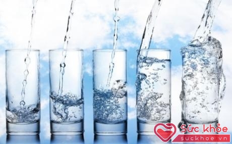 Uống 8 cốc nước tương đương với 2 lít/ngày