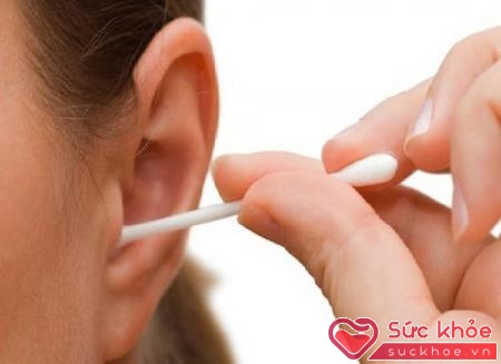 Ngoáy tai bằng tăm bông hàng ngày là thói quen nguy hiểm cần từ bỏ.