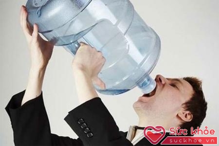 Uống nước nhiều cũng không tốt cho cơ thể