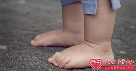 Cho trẻ đi chân đất để bàn chân được phát triển tự nhiên.