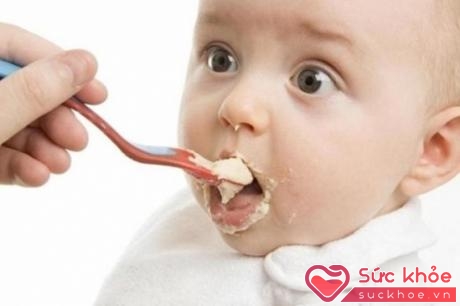 Ăn bổ sung quá sớm hoặc quá muộn đều gây tác động tiêu cực đến đứa trẻ