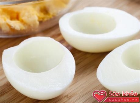 Lòng trắng trứng giúp bạn no lâu, tránh đói lả đồng thời khiến bạn không bị béo.