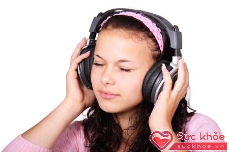 Nghe nhạc quá lớn có thể làm suy giảm thính lực.