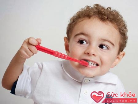 Cha mẹ cần giám sát và giúp đỡ trẻ từ lúc các em tập đánh răng
