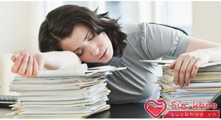 Thiếu ngủ khiến bạn phải ngủ gục khi làm việc, hiệu quả công việc giảm sút.